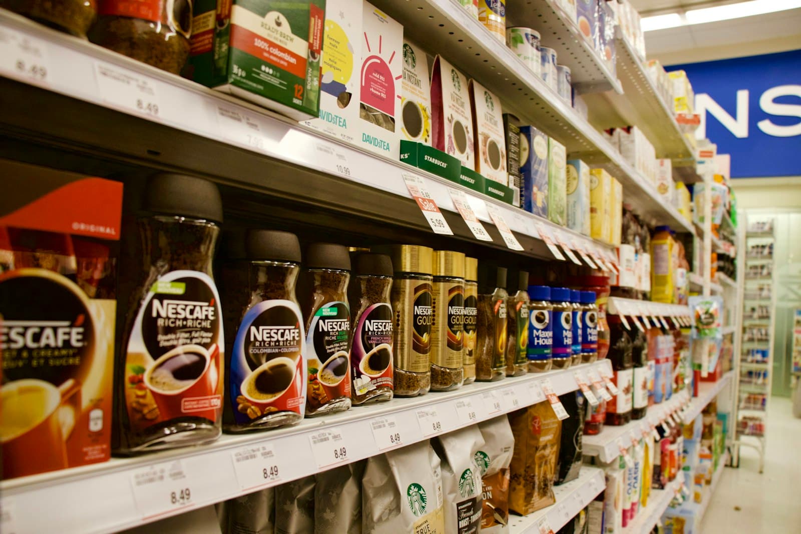 Estante de una tienda con productos envasados y sus etiquetas de precio